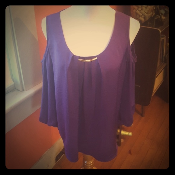 meraki Tops - Peekaboo shoulder top